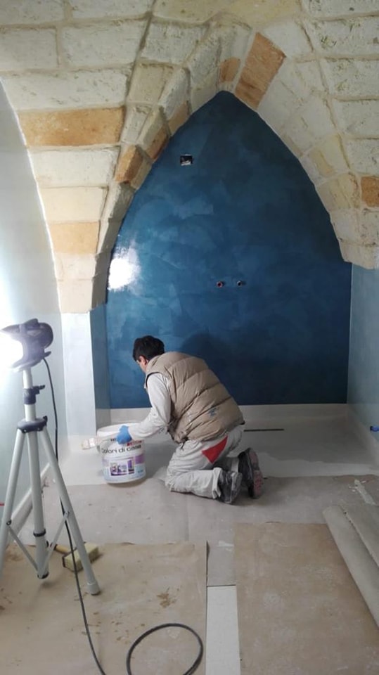 Parete effetto spatolato blu in arco di pietra