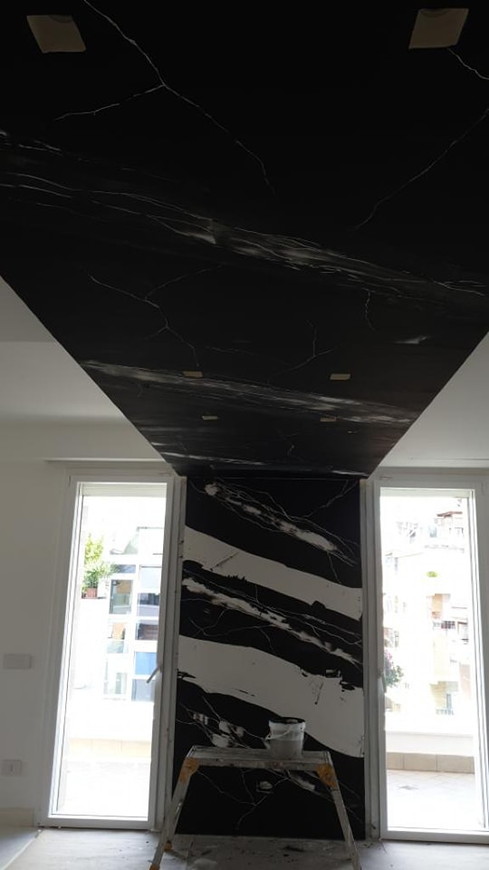 Dettaglio rivestimento effetto marmo nero