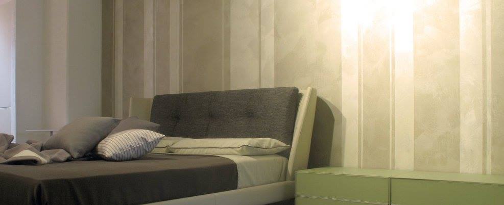 Camera da letto con stucco decorativo a righe