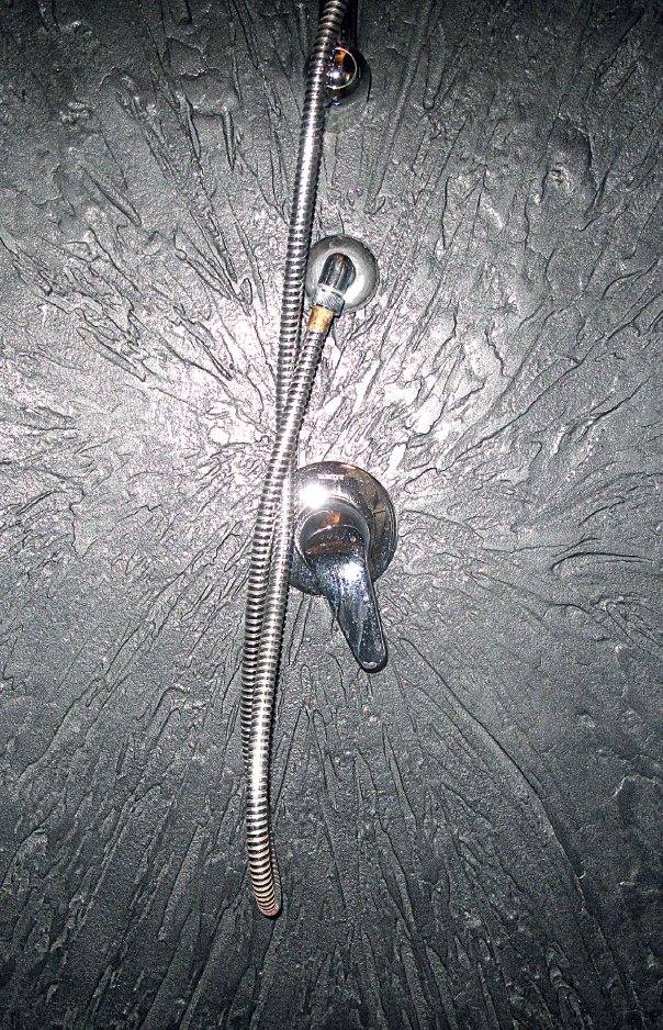 Parete doccia con finitura materico scuro